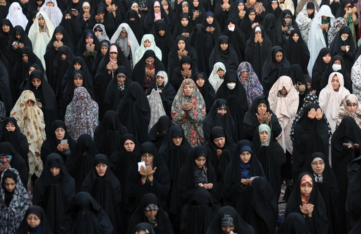 Reunidos na mesquita Emamzadeh Saleh, centenas de fiéis rezaram pelo regresso da chuva