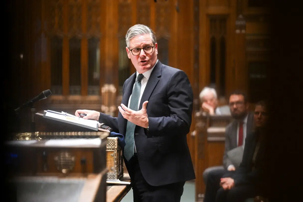 Incêndio que atingiu a antiga residência de Keir Starmer causou danos na entrada da casa