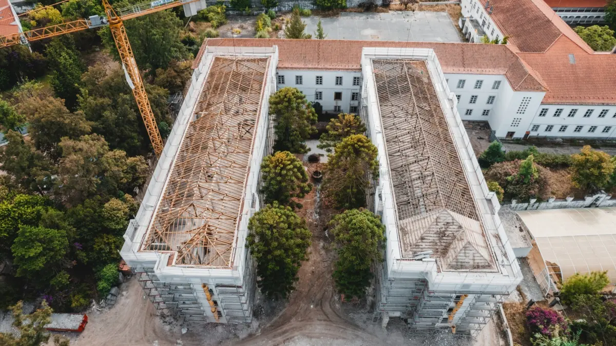 A residência dispõe de 100 quartos simples e 52 duplos, num total de 204 camas