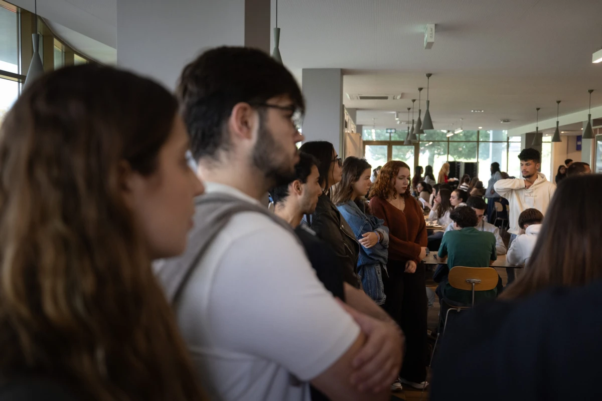 Alunos da Escola Superior de Educação chegaram a fazer um minuto de silêncio contra a decisão do Tribunal Central Administrativo Norte que tinha mandado reintegrar o docente