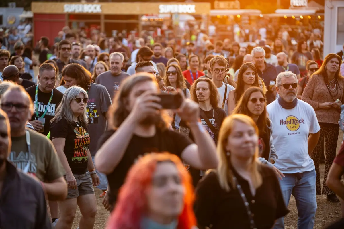 Este sábado, o recinto começa a compor-se com o público a aderir à música dançável