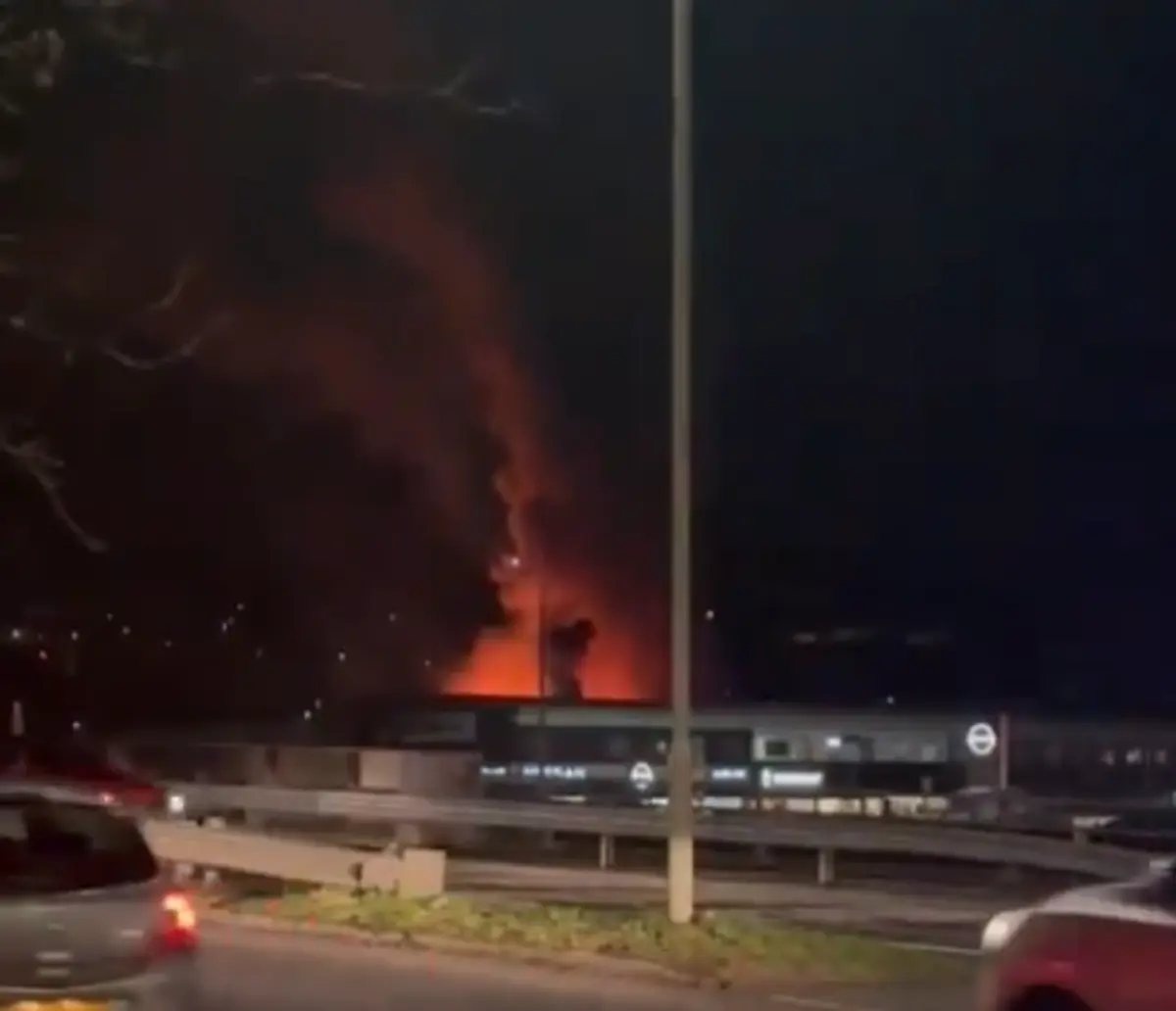 Imagem de contexto do artigo Incêndio deflagra após explosão em área industrial do País de Gales