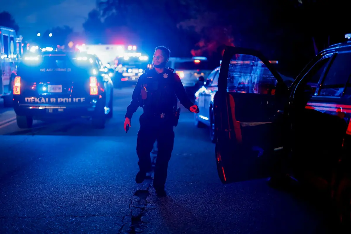 O atirador estava armado com uma arma longa e as autoridades recuperaram outras três armas de fogo no local