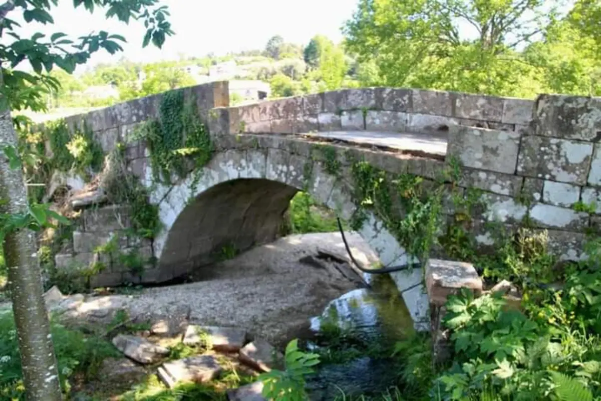 Cantaria da ponte destruída desde maio de 2023