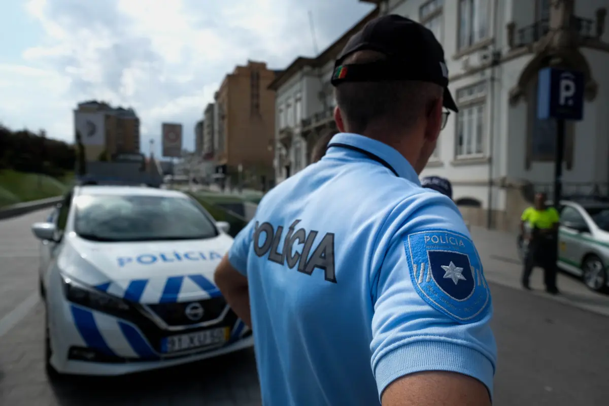 PSP decidiu demitir agente agressor apenas ao fim de mais de uma década e depois de lhe ter atribuído classificações de mérito e um louvor