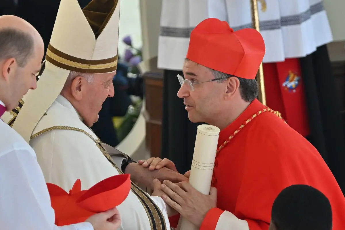 Quando o Papa pronunciou o nome do novo cardeal português, ouviram-se palmas.