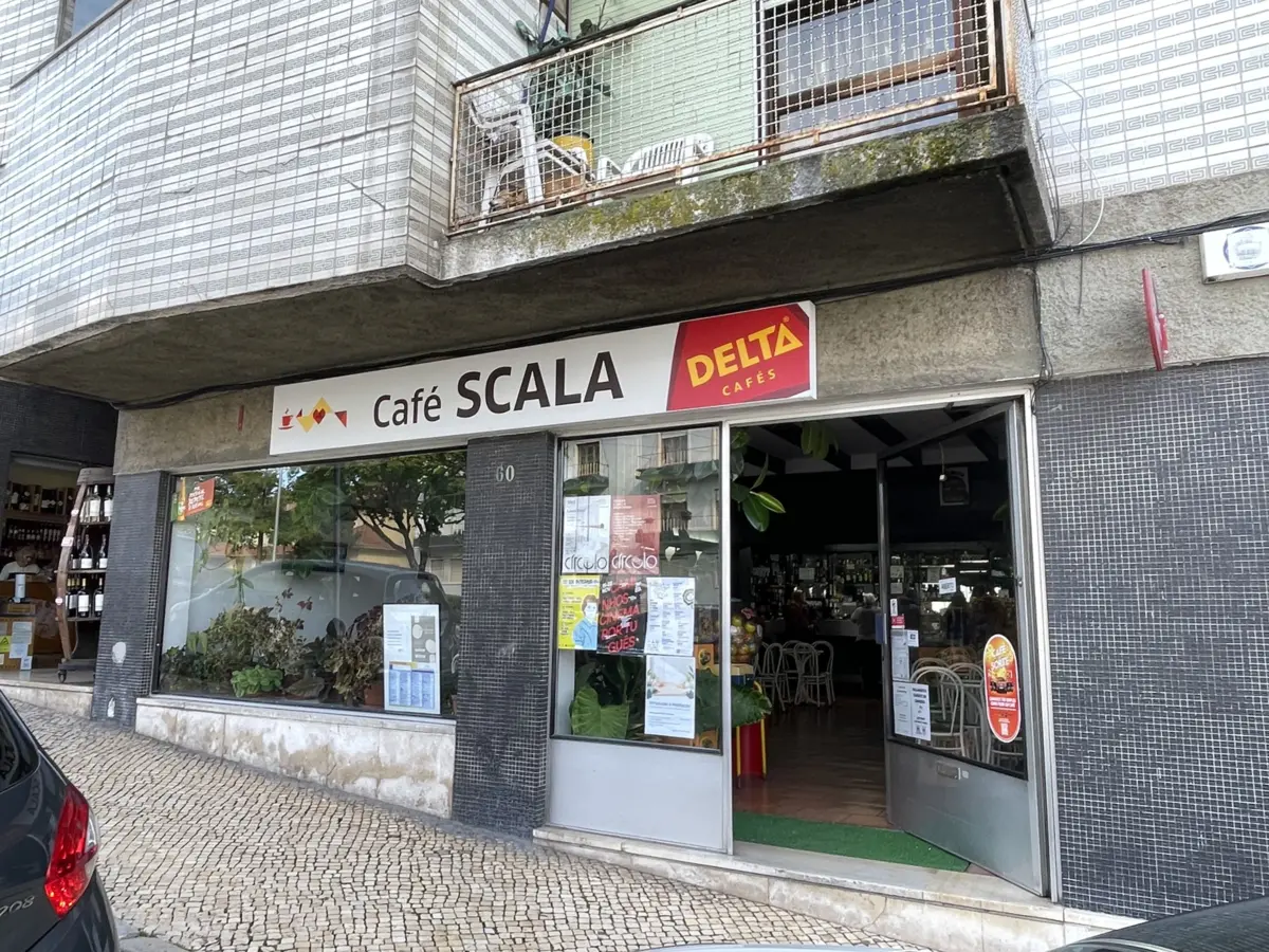 Filho da vítima reabriu o café Scala neste sábado