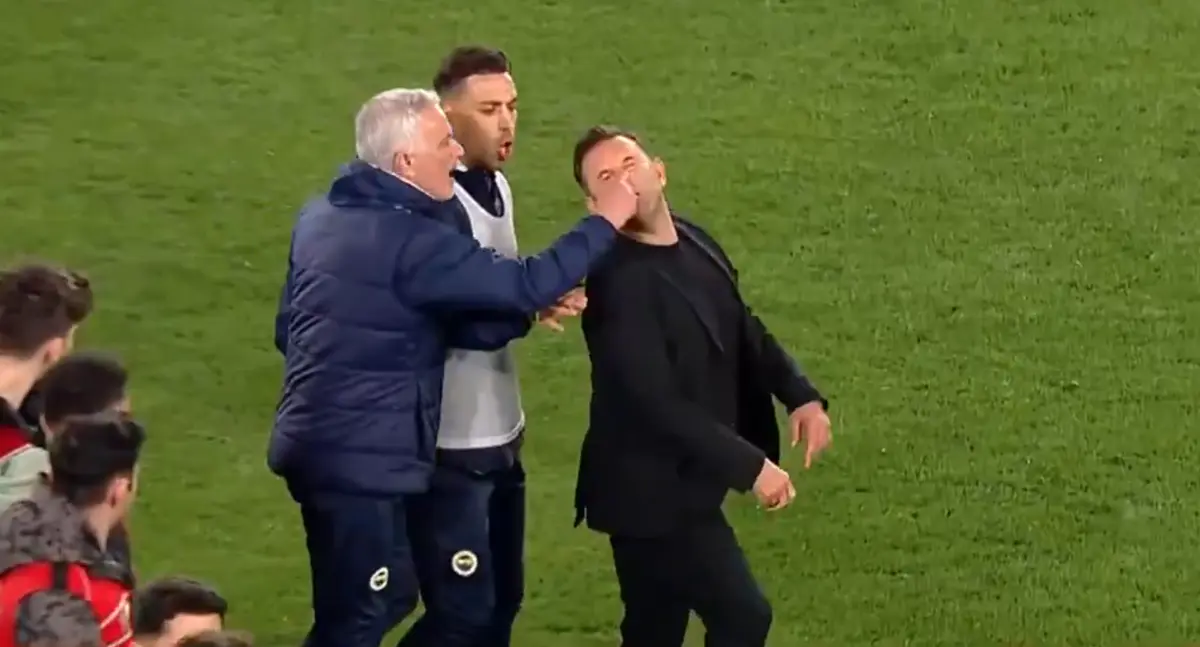 Mourinho apertou o nariz ao treinador adversário