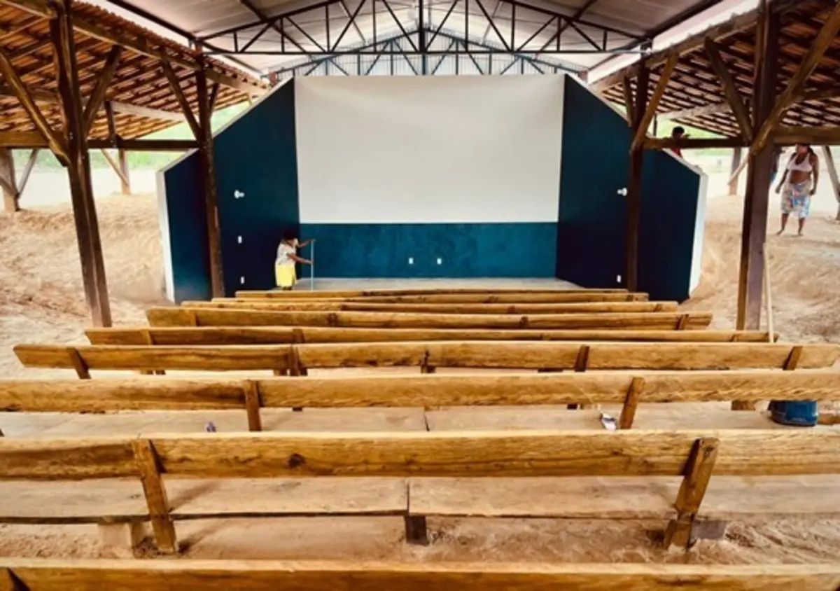 O projeto procura reinventar o que pode ser uma sala de cinema num contexto de aldeia