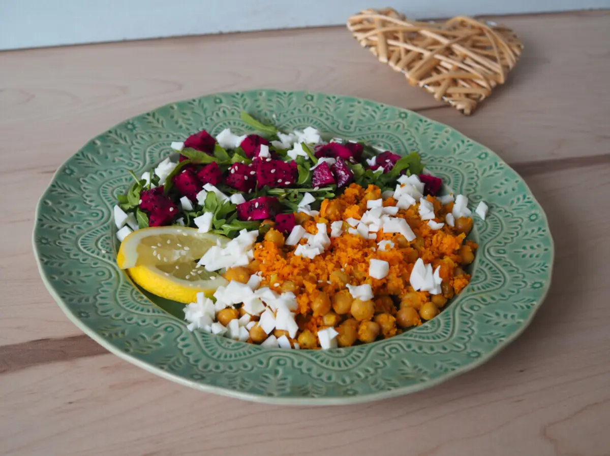 Imagem de contexto do artigo Receita de salada de pitaia com ovo e grão-de-bico