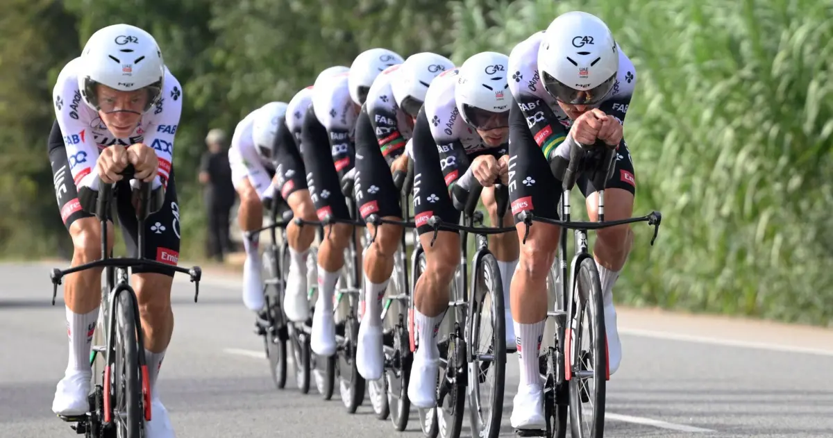 A UAE Emirates de João Almeida e Ivo Oliveira