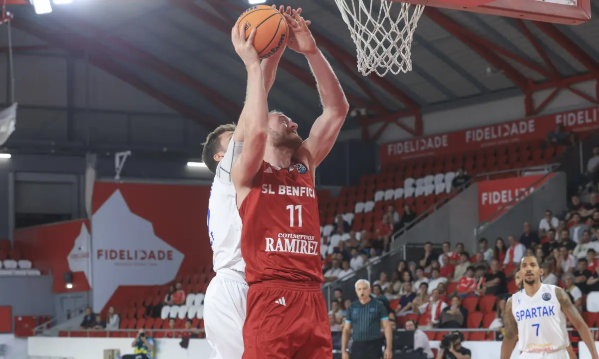 Aleksander Dziewa marcou 11 dos pontos das águias