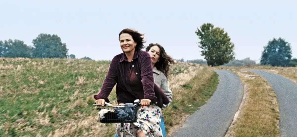 "Miroirs No.3" é uma obra enigmática e perturbadora que nos permite entrar na mente da protagonista