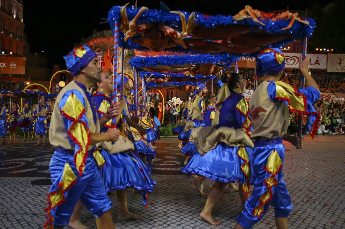 Desfile das marchas é o ponto alto das festas