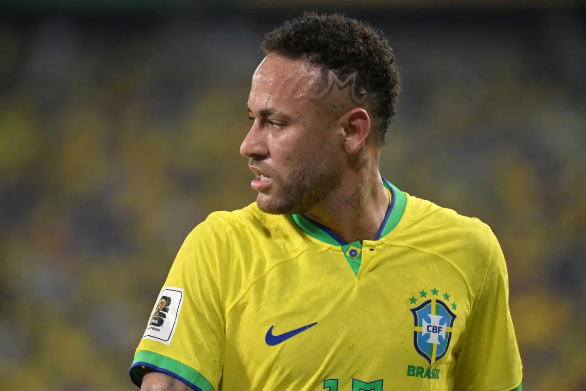 A 17 de outubro, num jogo frente ao Uruguai, Neymar teve de abandonar a partida devido a lesão. O pior veio mesmo a confirmar-se