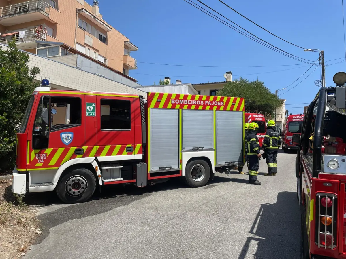 As causas do incêndio permanecem por apurar