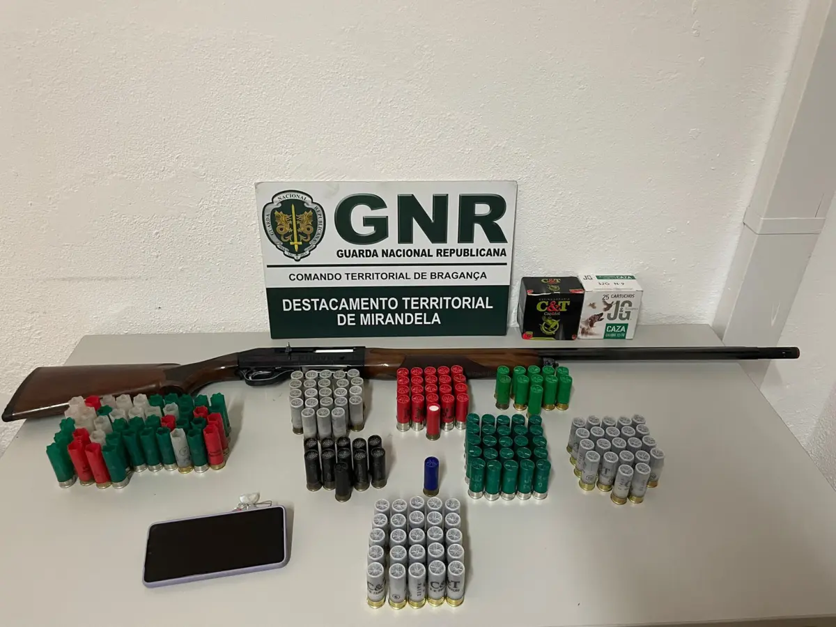 GNR deteve caçador e apreendeu uma espingarda, munições e um telemóvel.