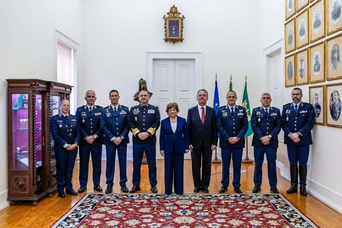 Ministra Ana Lúcia Amaral e secretário de Estado Paulo Ribeiro no centro da fotografia
