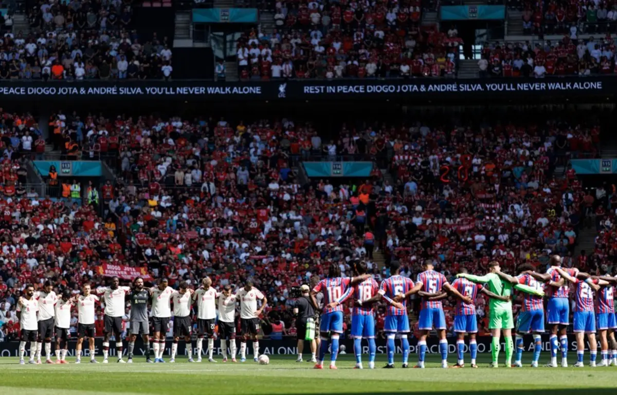 Momento do tributo no Estádio de Wembley