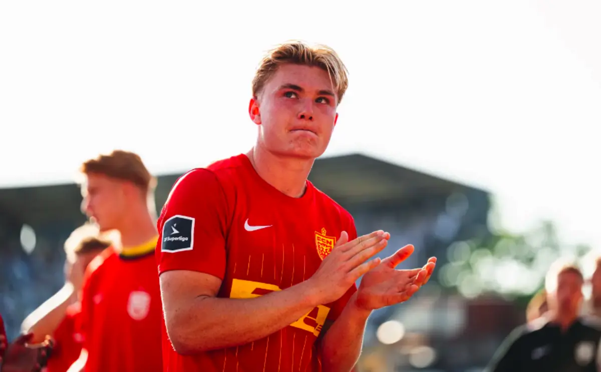 Conrad Harder formou-se na academia "Right to Dream", em Farum, depois de dar nas vistas nos arredores de Copenhaga