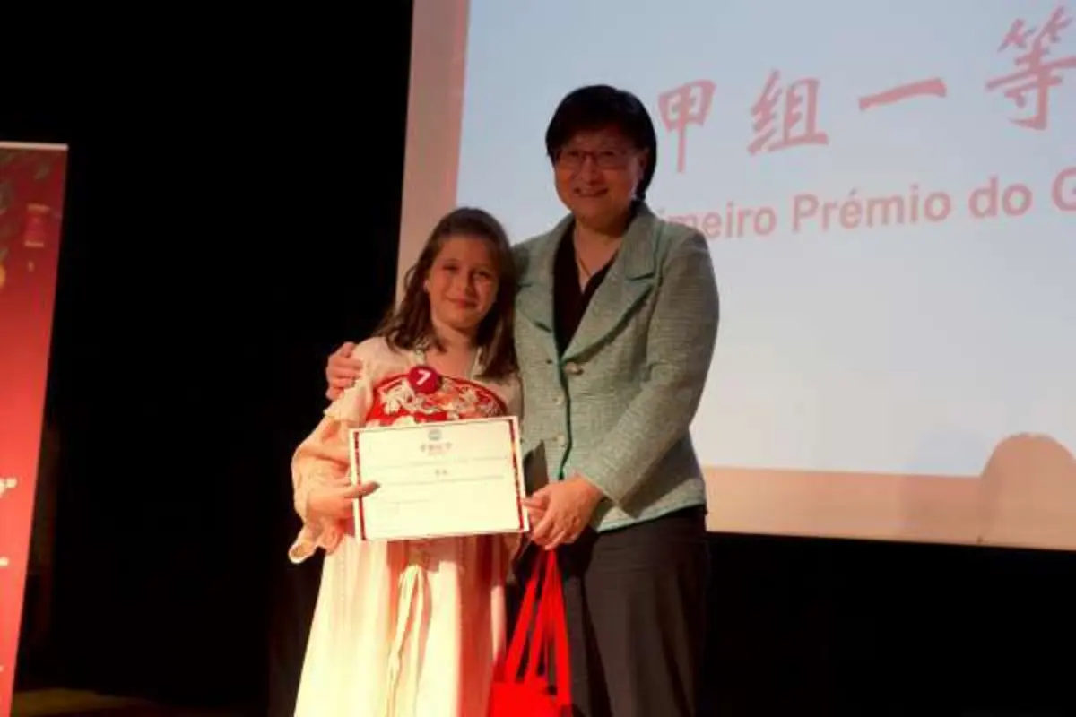 Madalena estuda mandarim numa escola particular em Vila do Conde