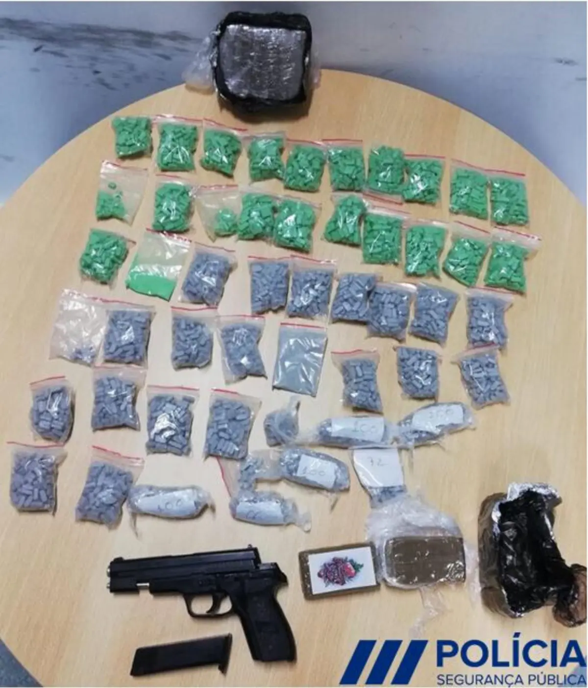 Também foi apreendida uma arma "airsoft"