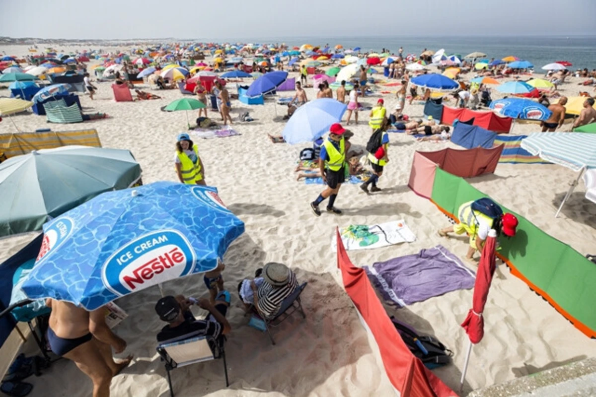 Imagem de contexto do artigo Ouvir música alto ou passear o cão: o que pode e não pode fazer na praia