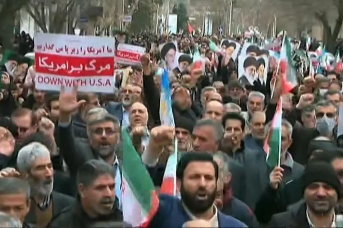 Imagem retirada de um vídeo divulgado pela Iran Press com manifestantes pró-governo a marchar no Irão