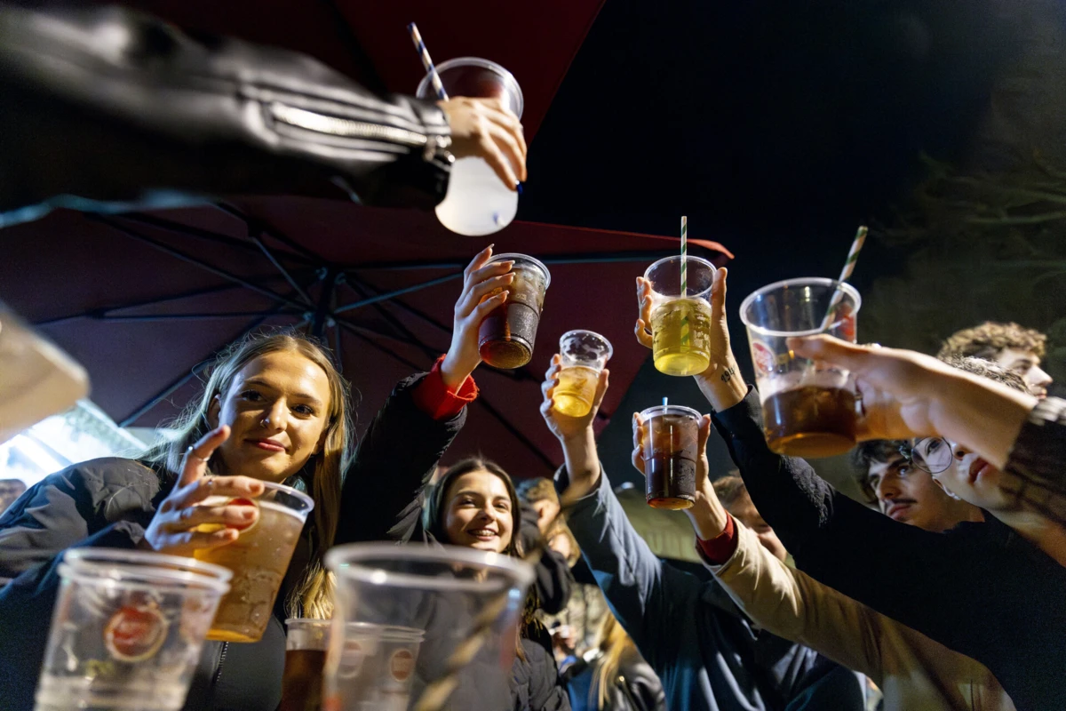 Clientes dos bares juntam-se nas ruas de copos nas mãos