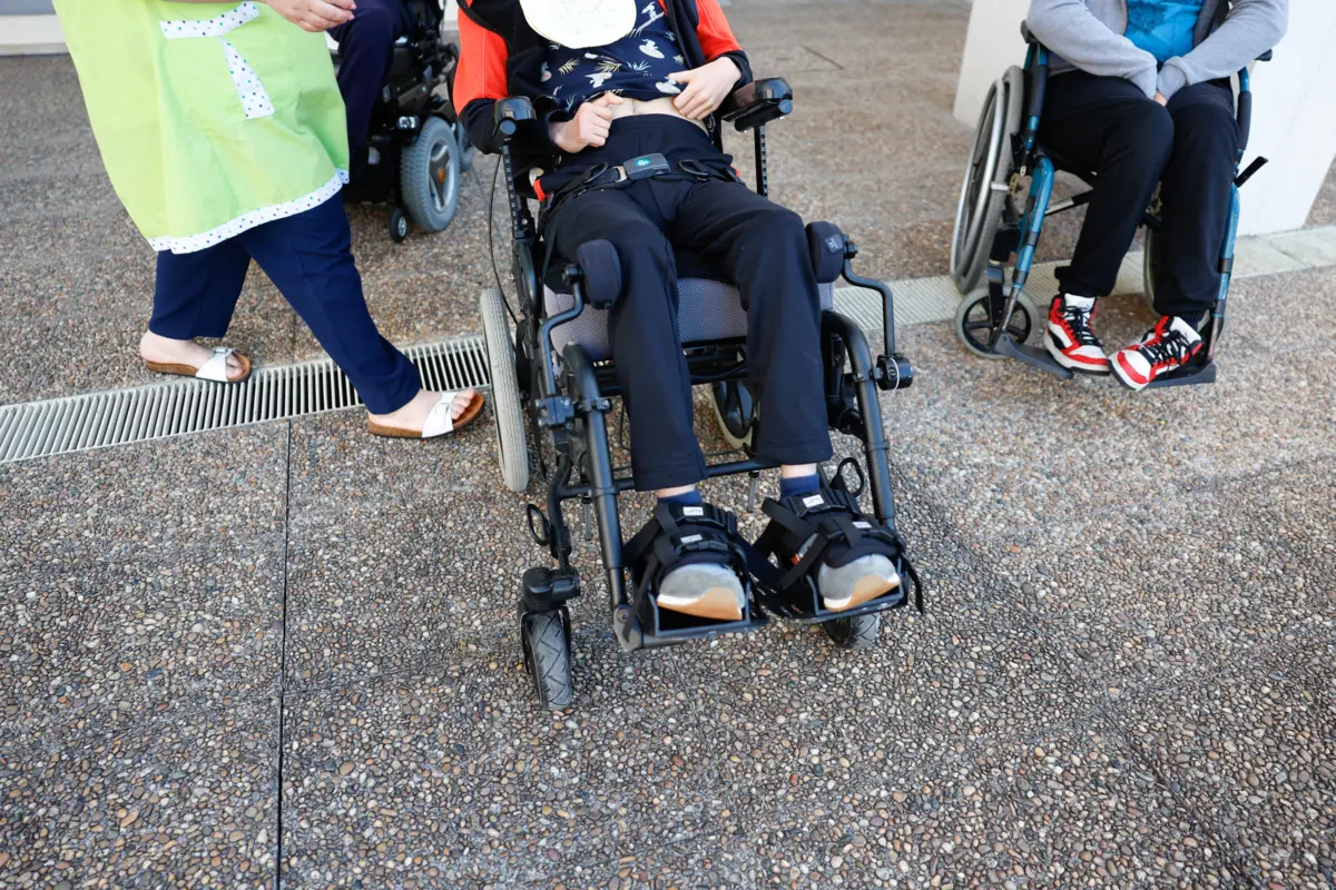 Assistentes operacionais devem ter “formação especializada em áreas curriculares como o treino de visão, o sistema braille a orientação e a mobilidade”