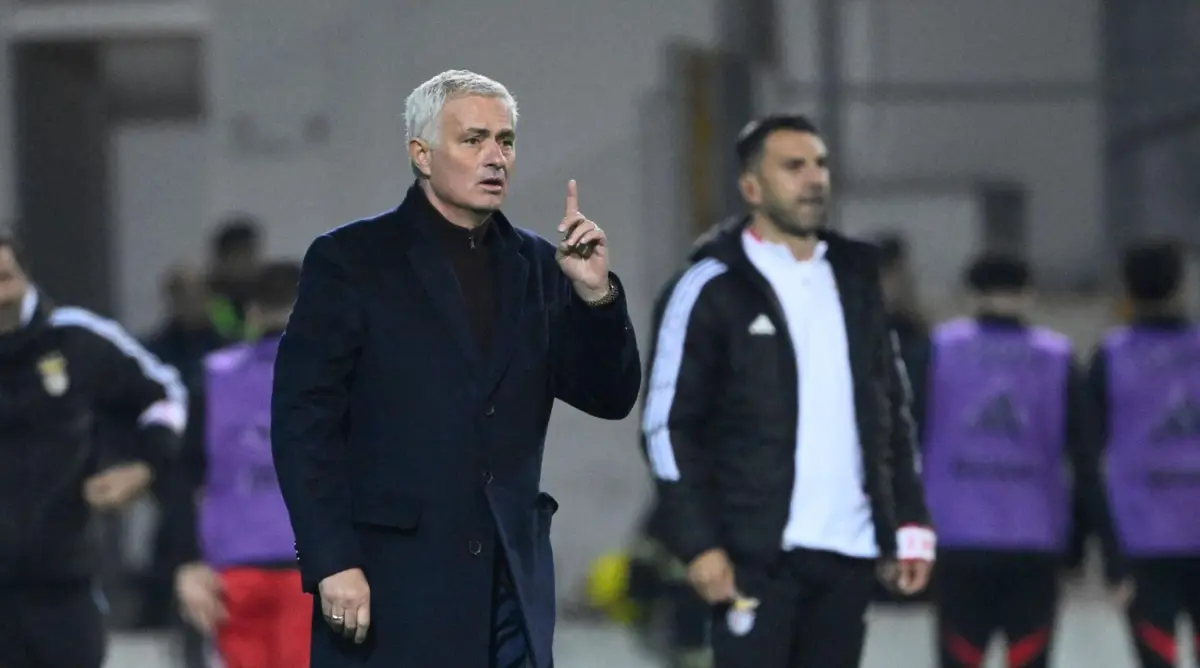 José Mourinho dá instruções em Faro