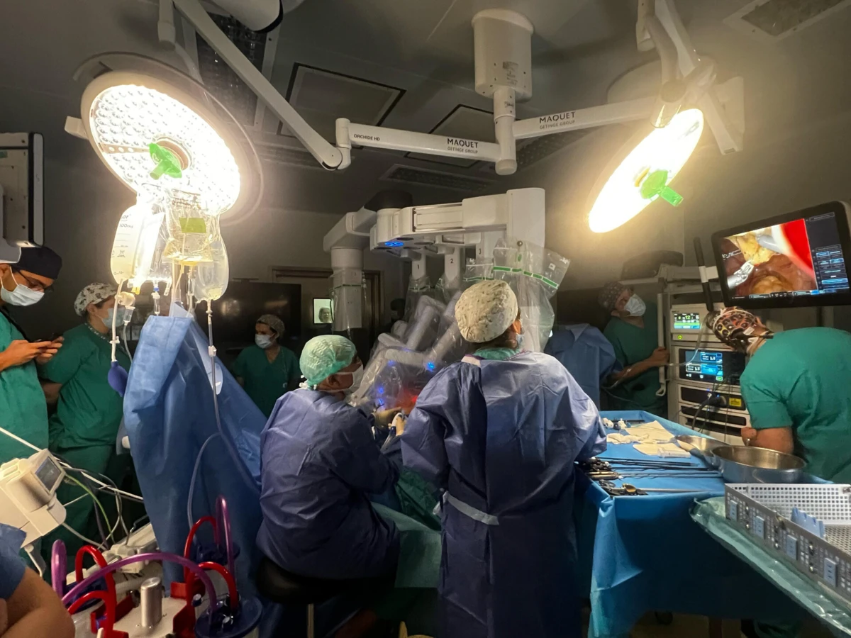 O sistema robótico DaVinci é “o mais avançado da atualidade” e é composto por quatro braços giratórios e elevatórios e pinças de alta precisão e flexibilidade