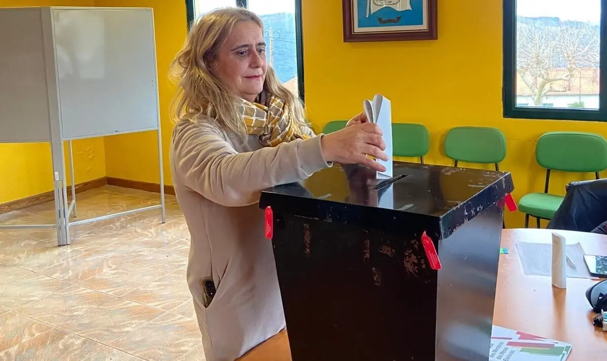 Eleitora vota na Junta de Freguesia de Cristóval