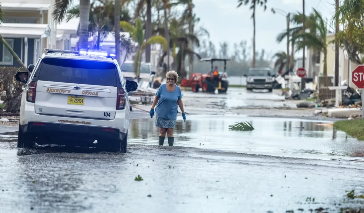 Rua inundada após a passagem do furacão Milton, em Bradenton, na Florida