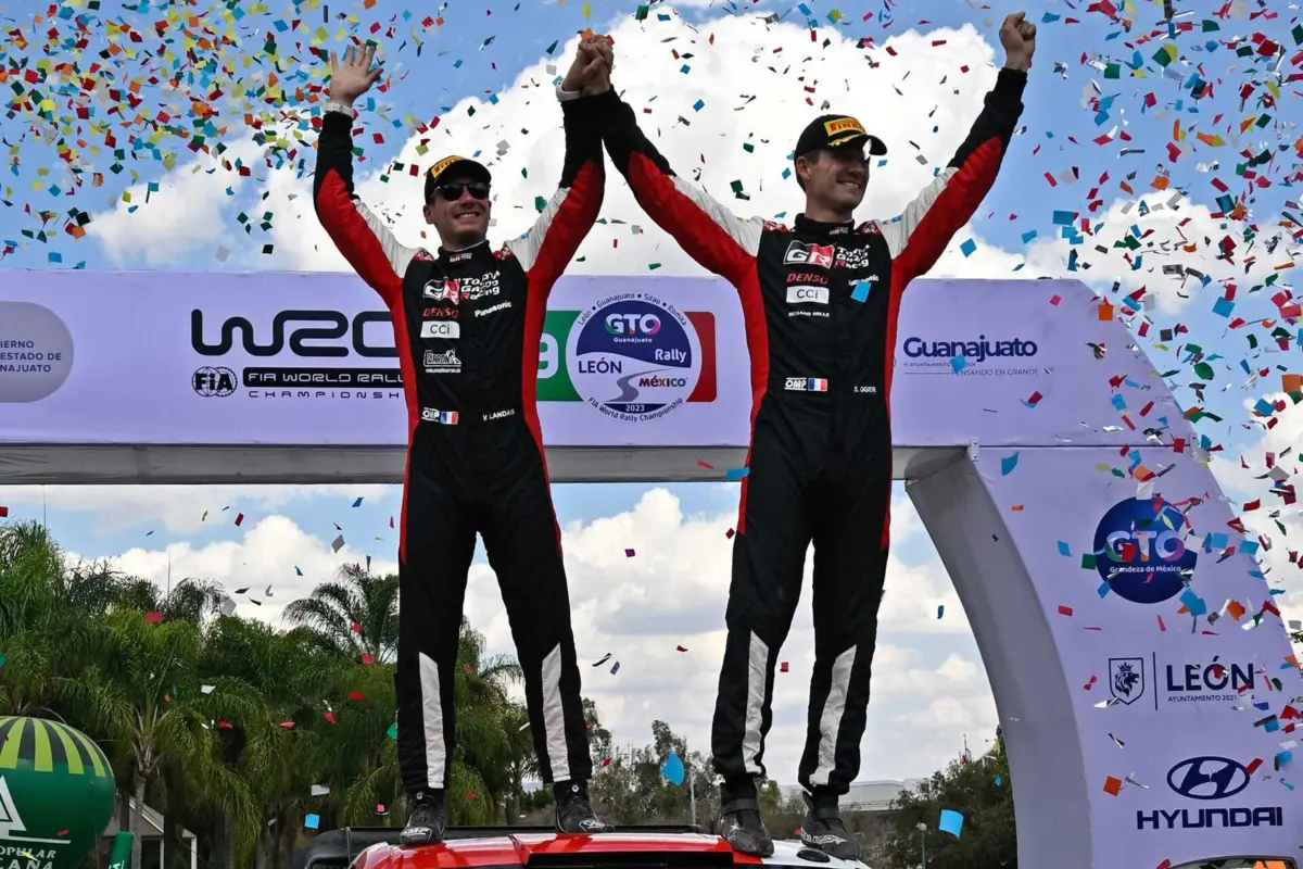 Sébastien Ogier (à direita) e o co-piloto Vincent Landais