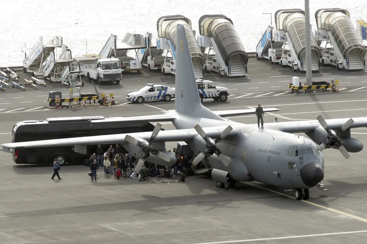 Suspeitos detidos na Madeira embarca num avião da Força Aérea no aeroporto do Funchal