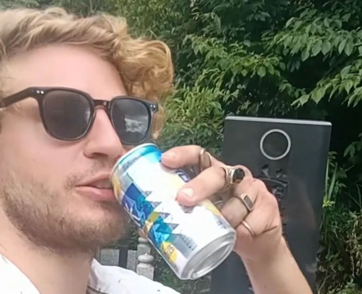 O influenciador Lochie Jones atirou uma moeda ao ar para decidir se bebia a lata ou não