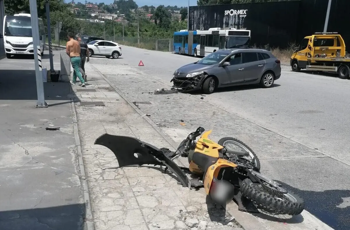 Carro colidiu com mota ao fazer inversão de marcha