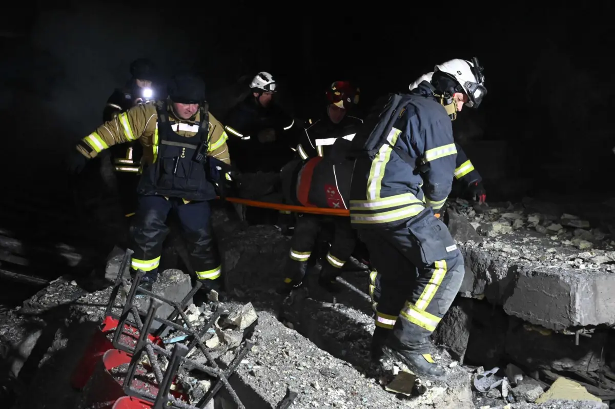 Um dos edifícios atingidos foi a central de correios Nova Poshta