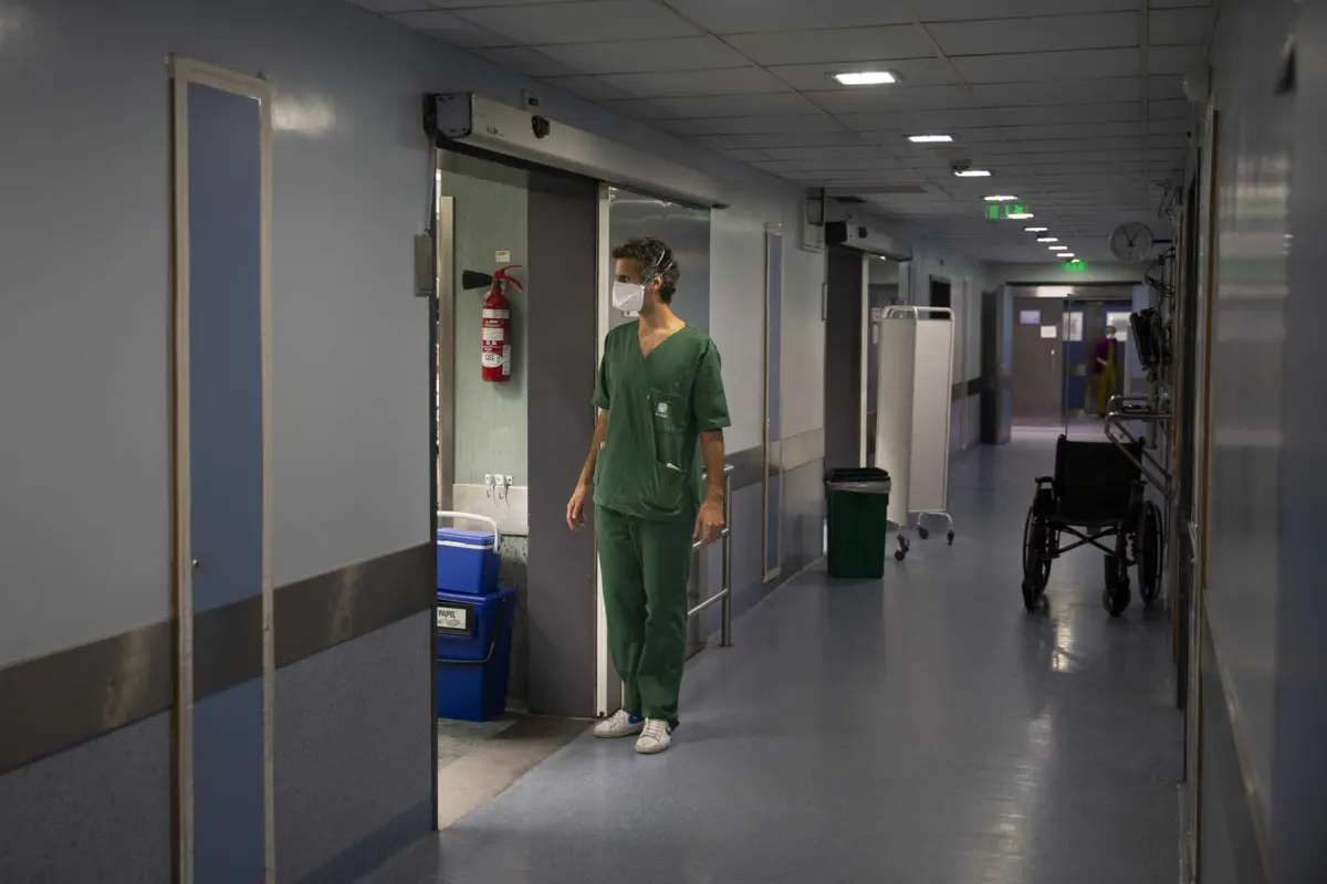 Imagem de contexto do artigo DGS diz que uso de máscara deve ser decidido por cada hospital