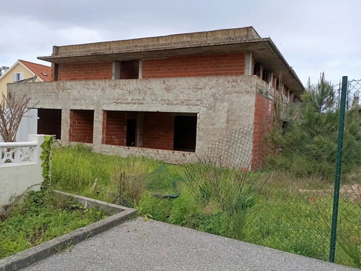 Homicídio ocorreu numa casa abandonada na Quinta do Conde