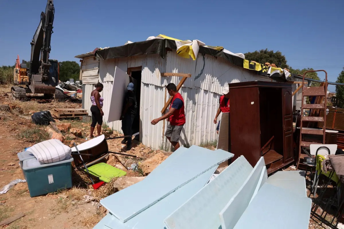Famílias que ficaram desalojadas não tiveram nenhuma solução “viável” por parte da Câmara de Loures e algumas vão pernoitar esta noite em tendas e outras na igreja do Talude.