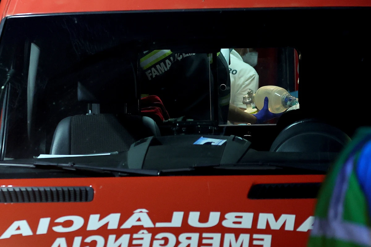 Sapadores de Gaia e Voluntários de Coimbrões acorreram ao local