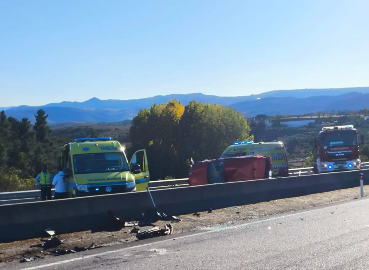 Trânsito foi cortado, em ambos os sentidos, no local do acidente