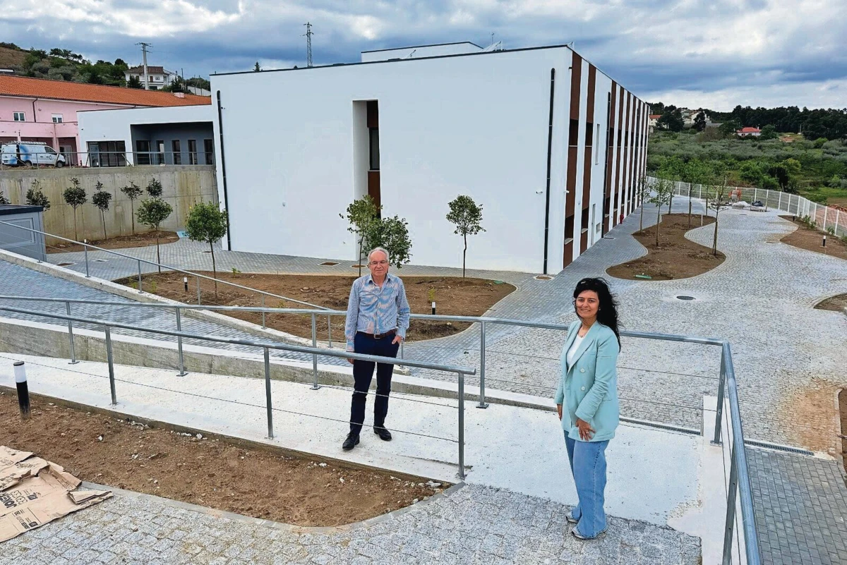 Leonardo Batista e Madalena Gonçalves junto à "Aldeia" de Alzheimer e Parkinson