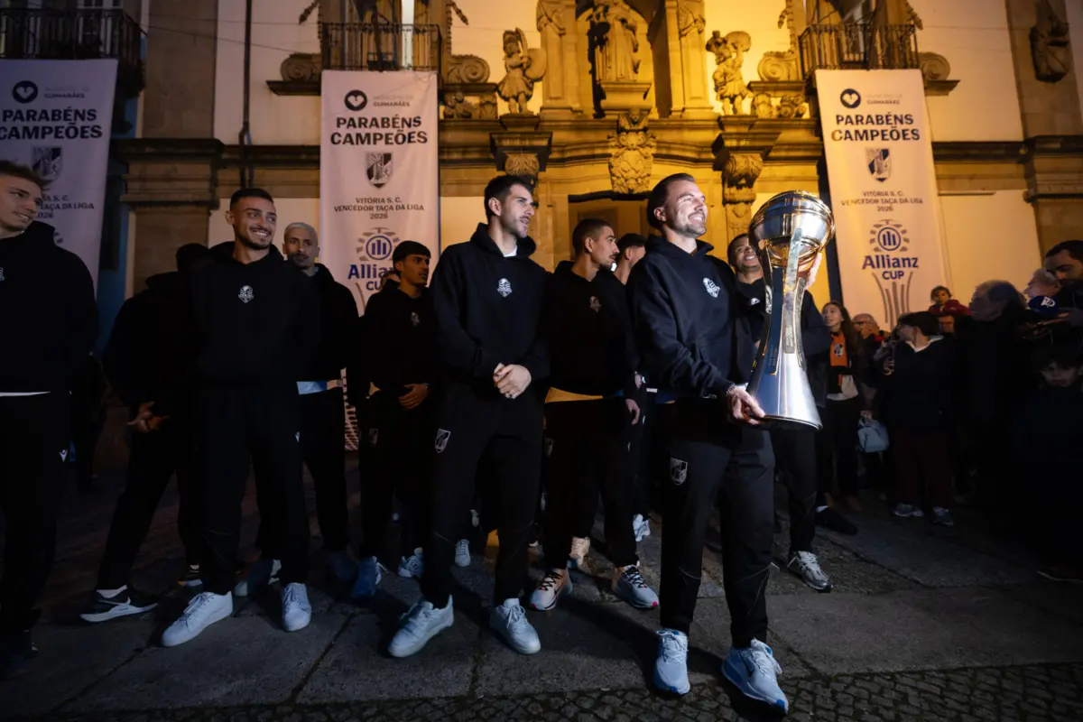 Jogadores do Vitória mostram a Taça da Liga ao adeptos finda a homenagem na autarquia