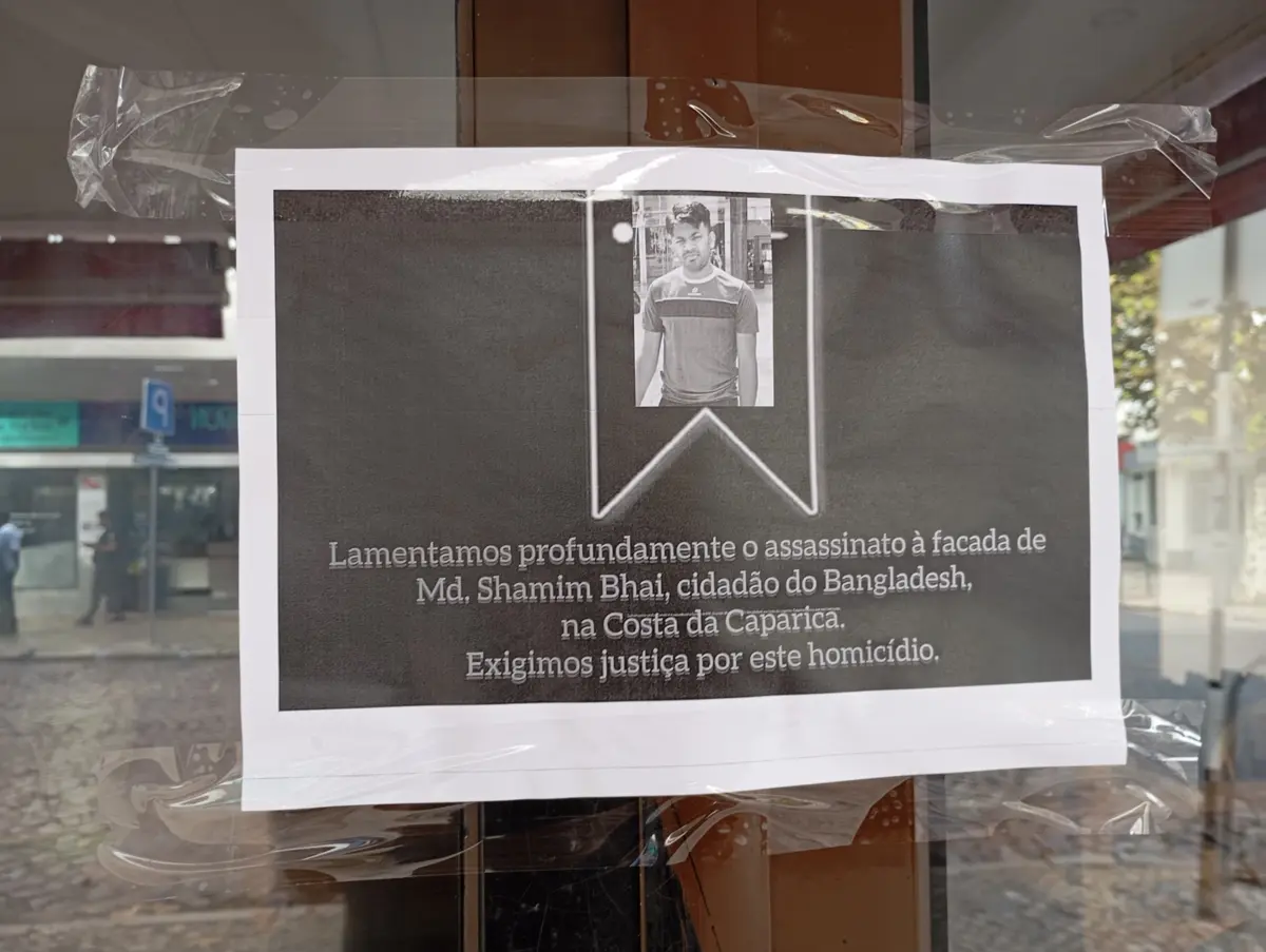 Alguns estabelecimentos comerciais encerraram hoje e afixaram na porta um apelo à justiça pela morte do imigrante