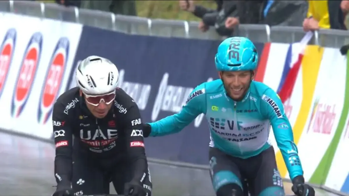 Rui Oliveira precisou de ajuda para terminar a 16.ª etapa da prova