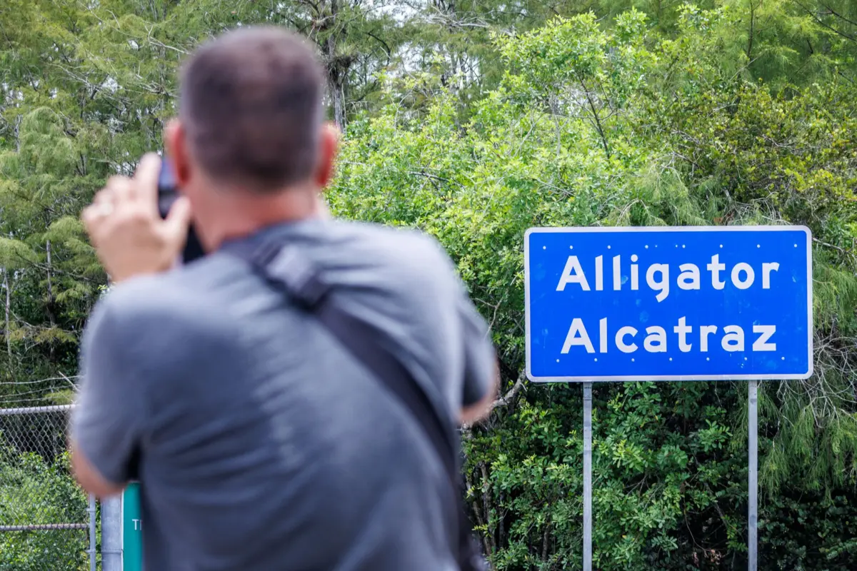 Imagem de contexto do artigo EUA processados por limitar apoio jurídico a migrantes na "Alcatraz dos Jacarés"
