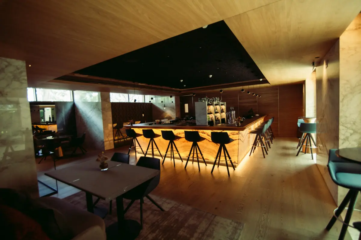 O bar situa-se no piso superior ao do Kabuki.